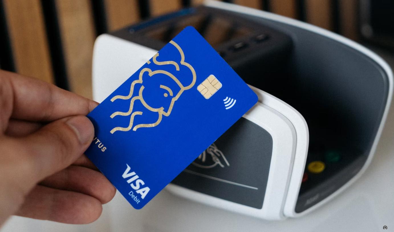 Κάρτα Visa σε τερματικό ανέπαφων συναλλαγών POS