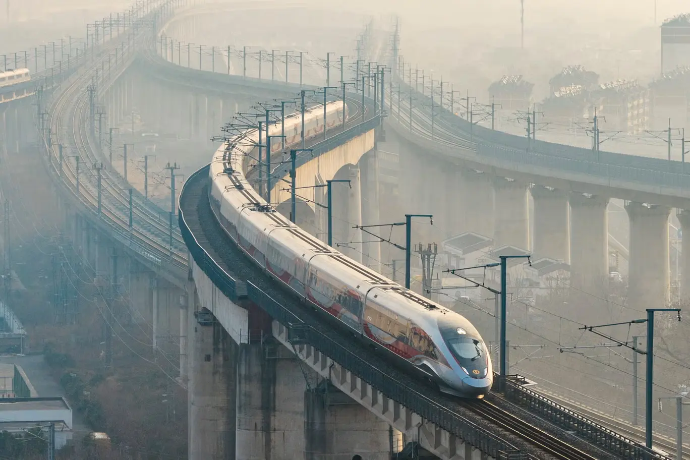 Ένα maglev τρένο υψηλής ταχύτητας κινείται σε υπερυψωμένες γραμμές στο Ναντζίνγκ, στην επαρχία Τζιανγκσού, στην Κίνα, στις 25 Ιανουαρίου 2026