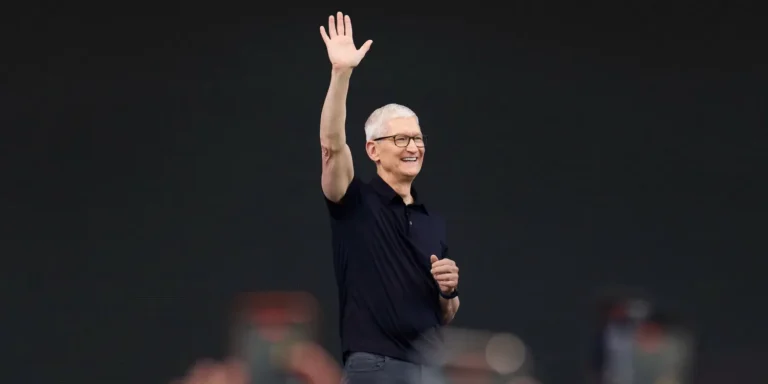 Ο Tim Cook παρέδοσε το τιμόνι της Apple στον John Ternus