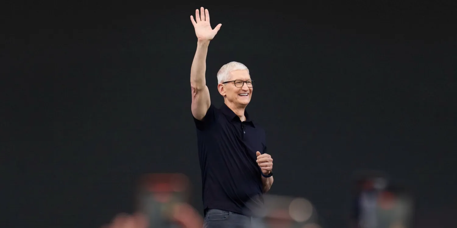 Ο Tim Cook παρέδοσε το τιμόνι της Apple στον John Ternus
