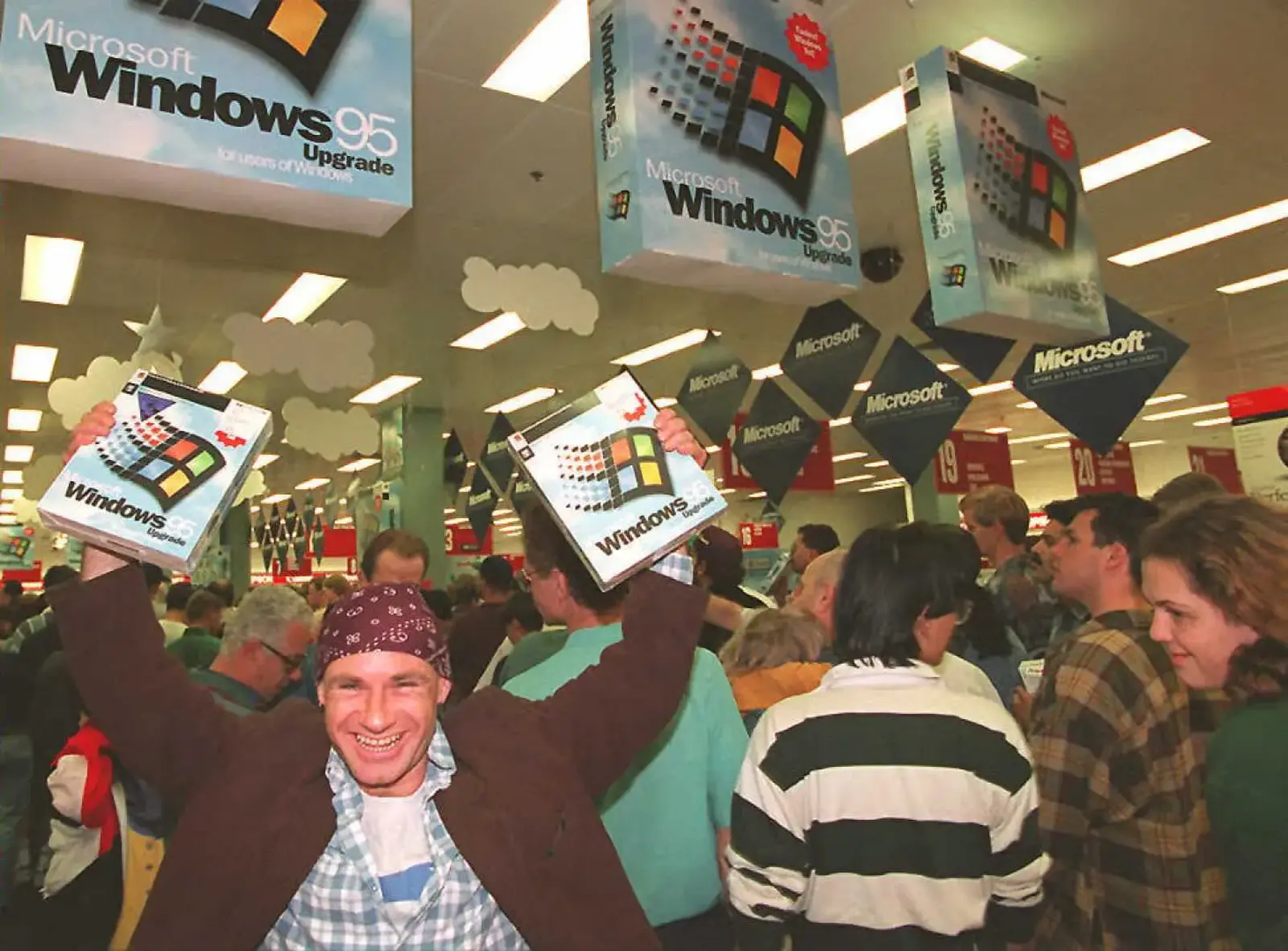 Χαμός στα καταστήματα για την αγορά των Windows 95