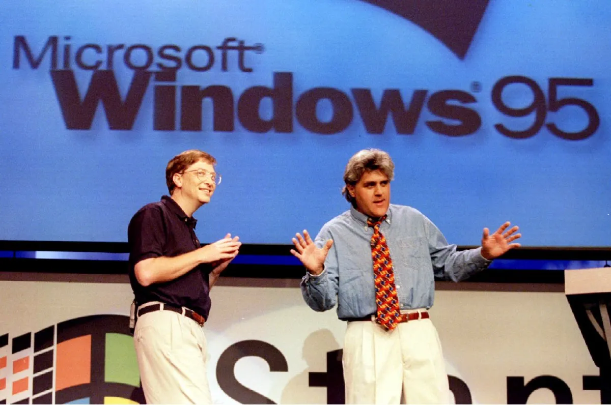 O Bill Gates με τον Jay Leno στη σκηνή κατά την παρουσίαση των Windows 95