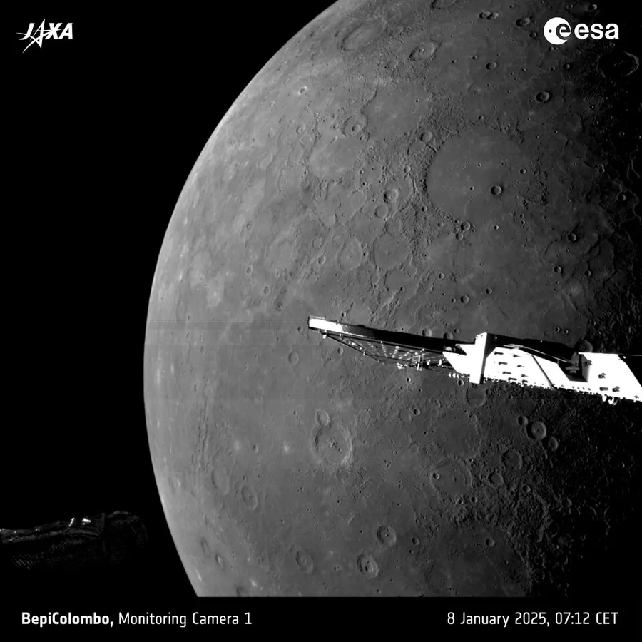 Μια εικόνα που τραβήχτηκε από το BepiColombo δείχνει ότι μεγάλες περιοχές της γεμάτης κρατήρες επιφάνειας του Ερμή έχουν εξομαλυνθεί από λάβα που προήλθε από ηφαιστειακές εκρήξεις. Πηγή: ESA/BepiColombo/MTM