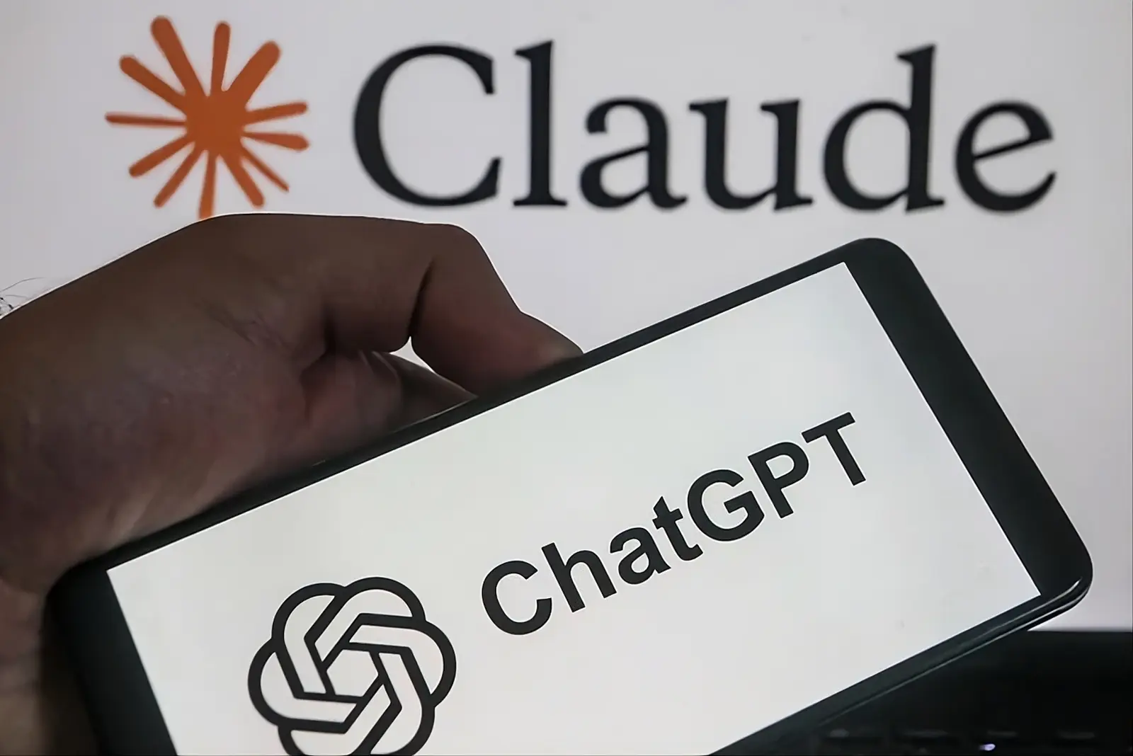 Λογότυπο ChatGPT και Claude
