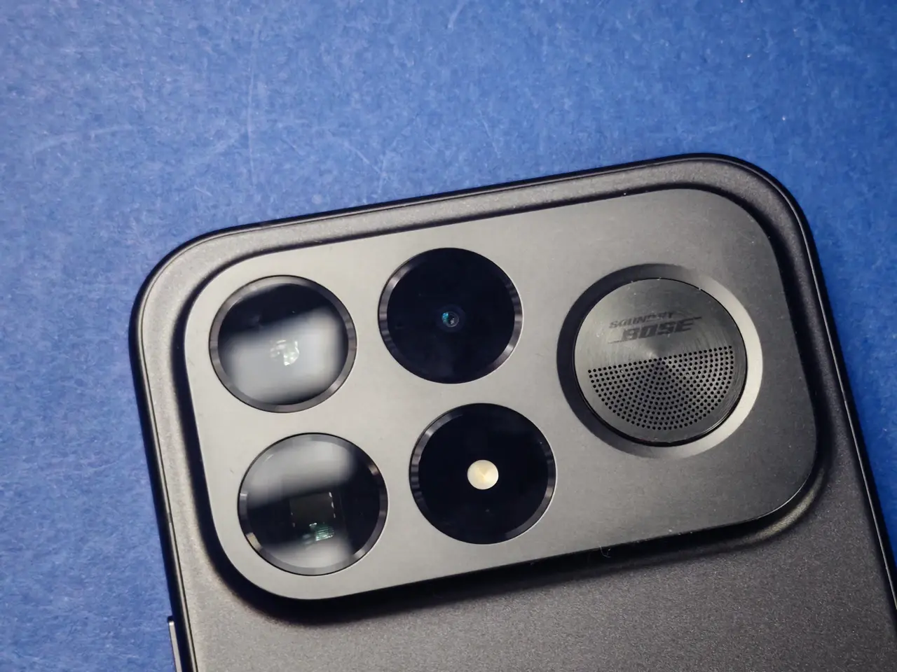 Το Sub-woofer του Poco F9 Ultra, μαζί με τις κάμερες