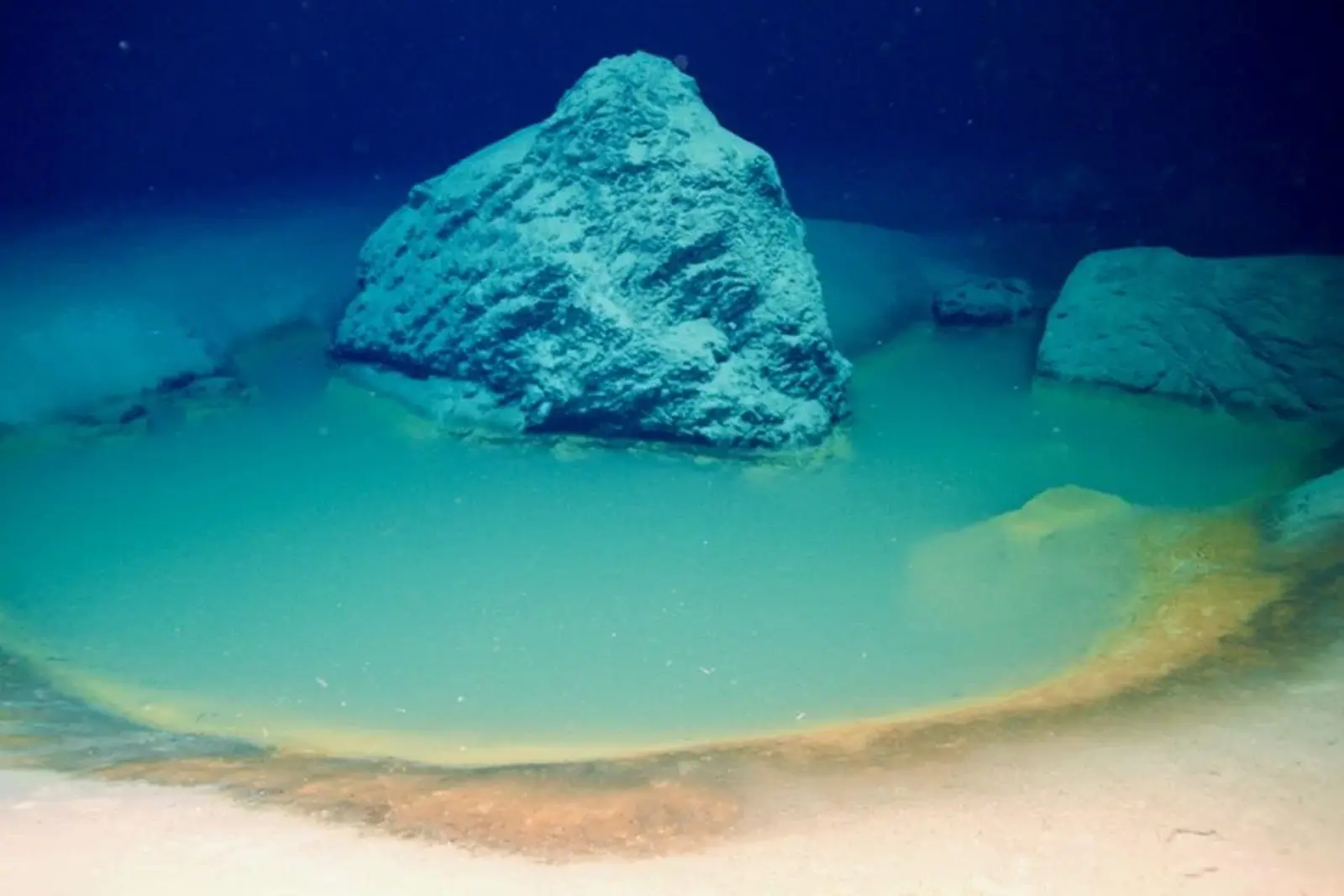 Κάμερες σε ένα τηλεχειριζόμενο όχημα (ROV) Mariner XL Argus απεικόνισαν αυτή τη θανατηφόρα λίμνη άλμης βαθέων υδάτων στη βόρεια Ερυθρά Θάλασσα, πριν λάβουν δείγματα από τα ιζήματά της για ίχνη ζωής