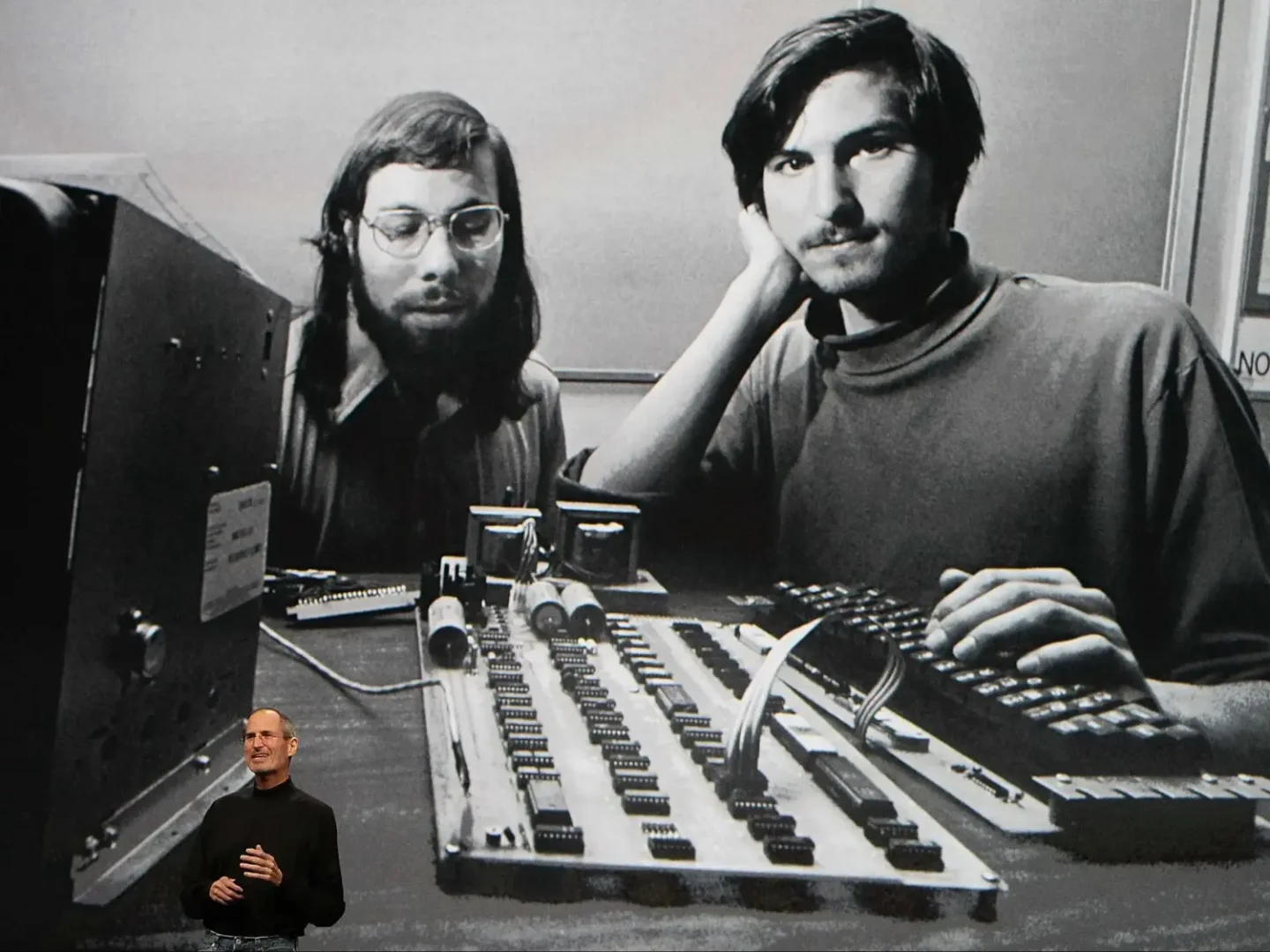 Steve Jobs και Steve Wozniak μπροστά από έναν Apple I