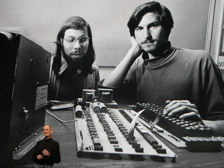 Steve Jobs και Steve Wozniak μπροστά από έναν Apple I