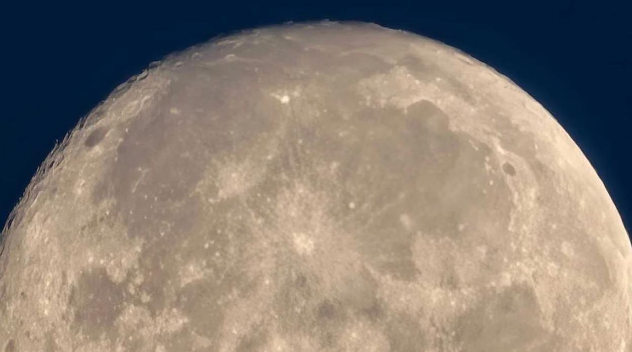 Η φωτογραφία απεικονίζει τη διαφημιστική φωτογραφία που δημοσίευσε η Honor για να αποτυπώσει τις ικανότητες του Honor Magic 9 Pro Max.
