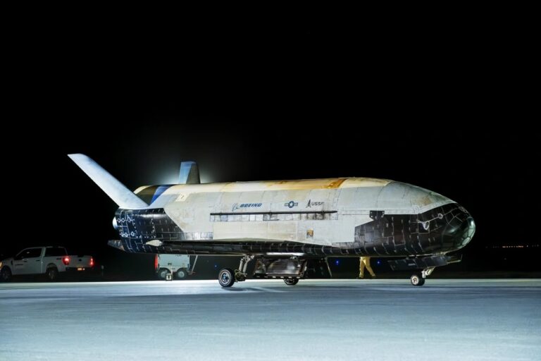 Το διαστημόπλοιο X-37B του αμερικανικού στρατού μετά την προσγείωση στη Βάση Διαστημικών Δυνάμεων Βάντενμπεργκ στην Καλιφόρνια.