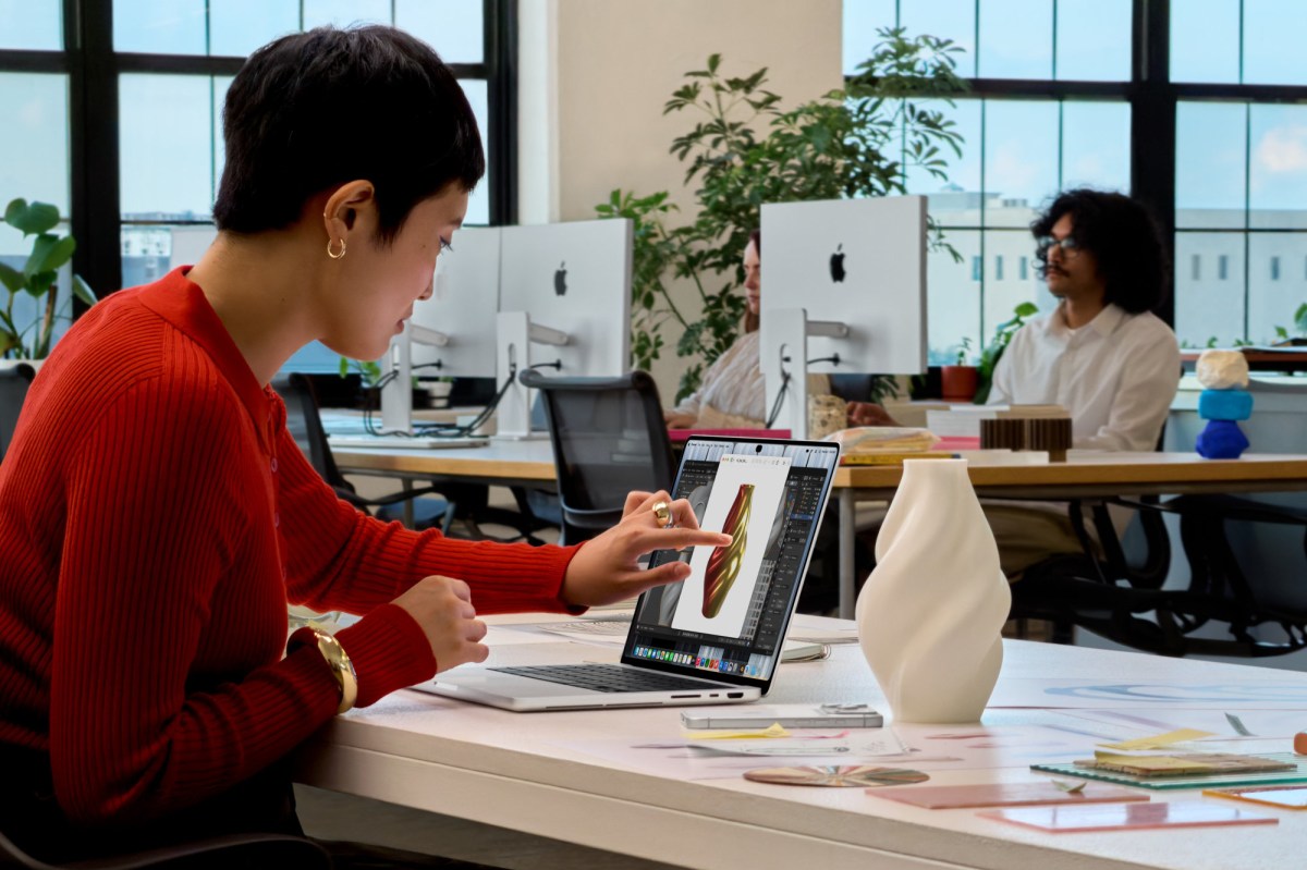 Apple MacBook Pro OLED στο γραφείο