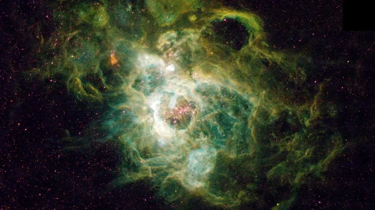 Εικόνα από το Διαστημικό Τηλεσκόπιο Hubble ενός τεράστιου νεφελώματος που ονομάζεται NGC 604, το οποίο είναι πλούσιο σε ήλιο