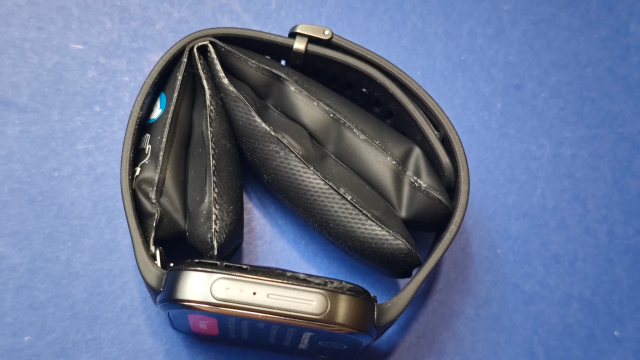 Το λουράκι του Huawei Watch D5 φουσκωμένο
