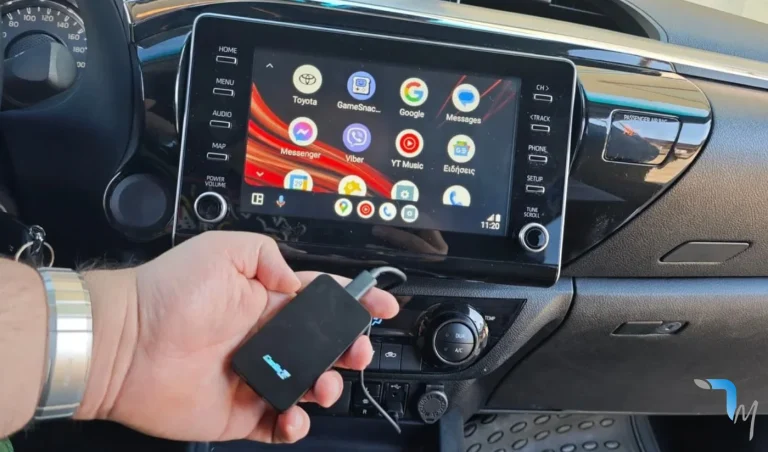 Εικόνα που παρουσιάζει το Android Auto στο ταμπλό του αυτοκινήτου μας και μπροστά το Carlinkit 5.0 (2Air) @techmaniacs.gr