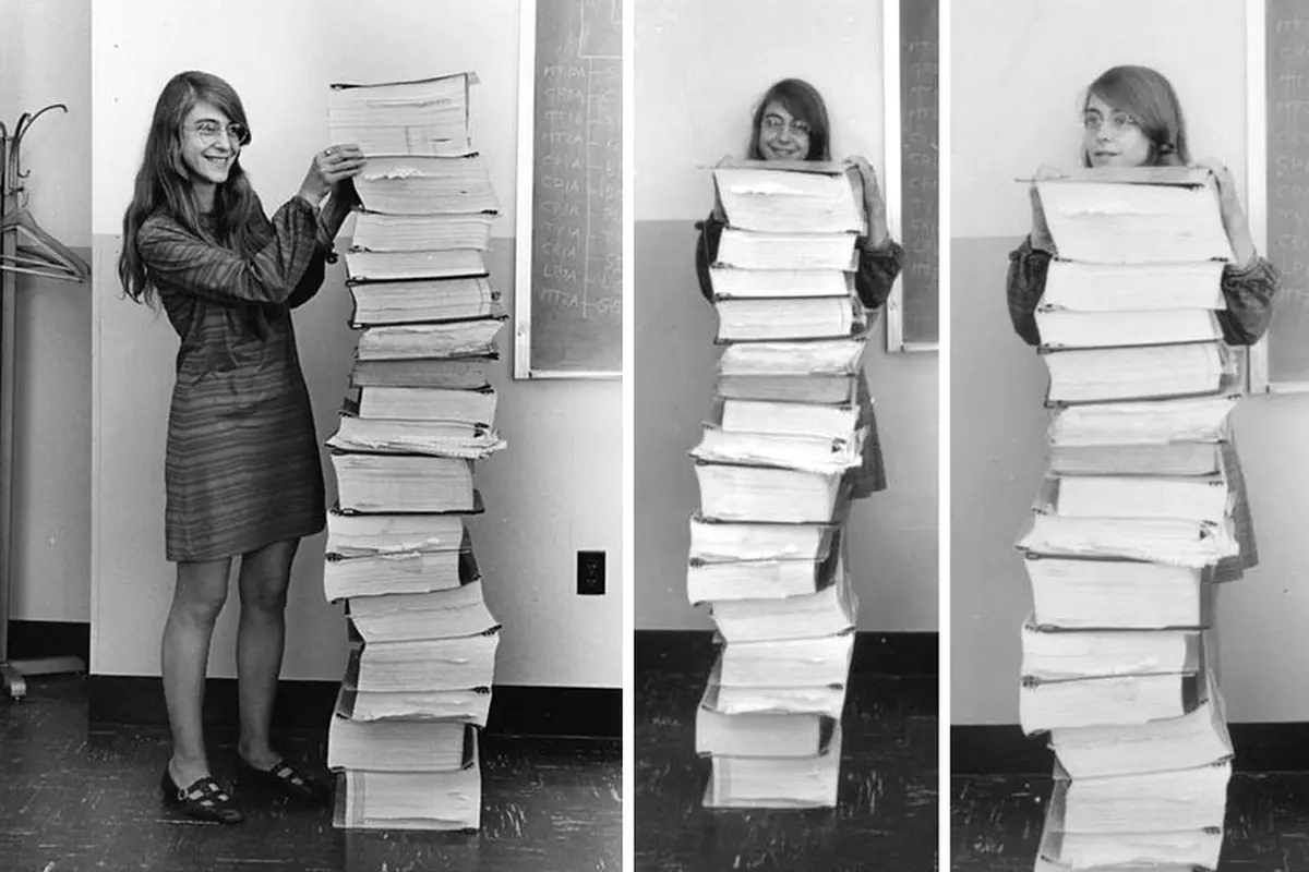 H Margaret Hamilton με τον κώδικα του Apollo 11 εκτυπωμένο