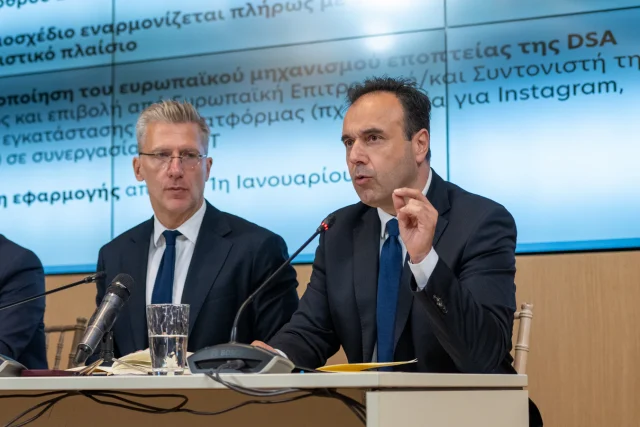 Εικόνα από την επίσημη ενημέρωση δημοσιογράφων για το νέο νομοσχέδιο για την απαγόρευση των social media σε ανηλίκους και την επαλήθευση ηλικίας.