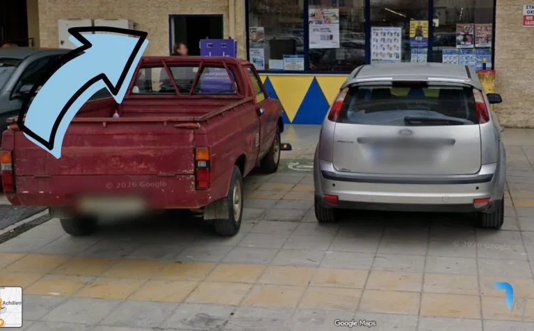 Η εικόνα παρουσιάζει θέση στάθμευσης και φόρτισης ηλεκτρικών οχημάτων μπροστά από το σούπερ μάρκετ Γαλαξίας του Αλμυρού του νομού Μαγνησίας.
